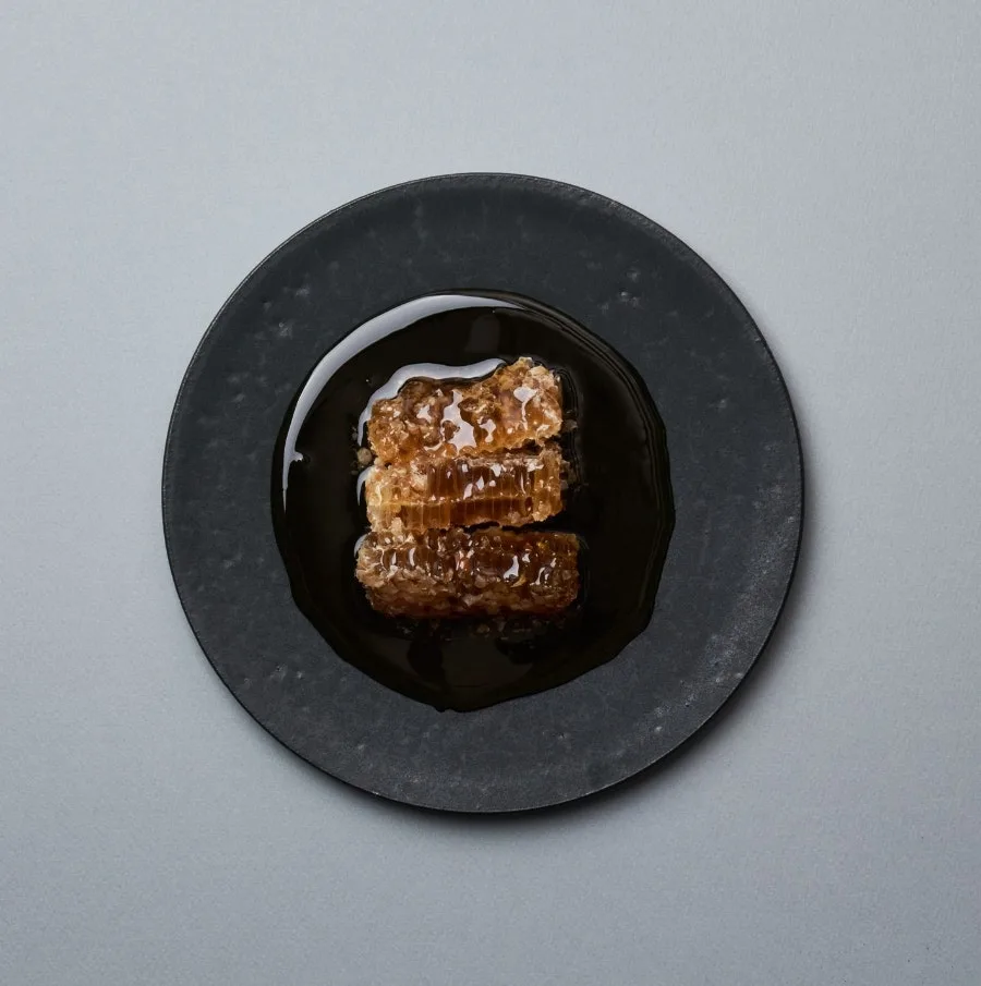 검은 접시에 담긴 벌집꿀